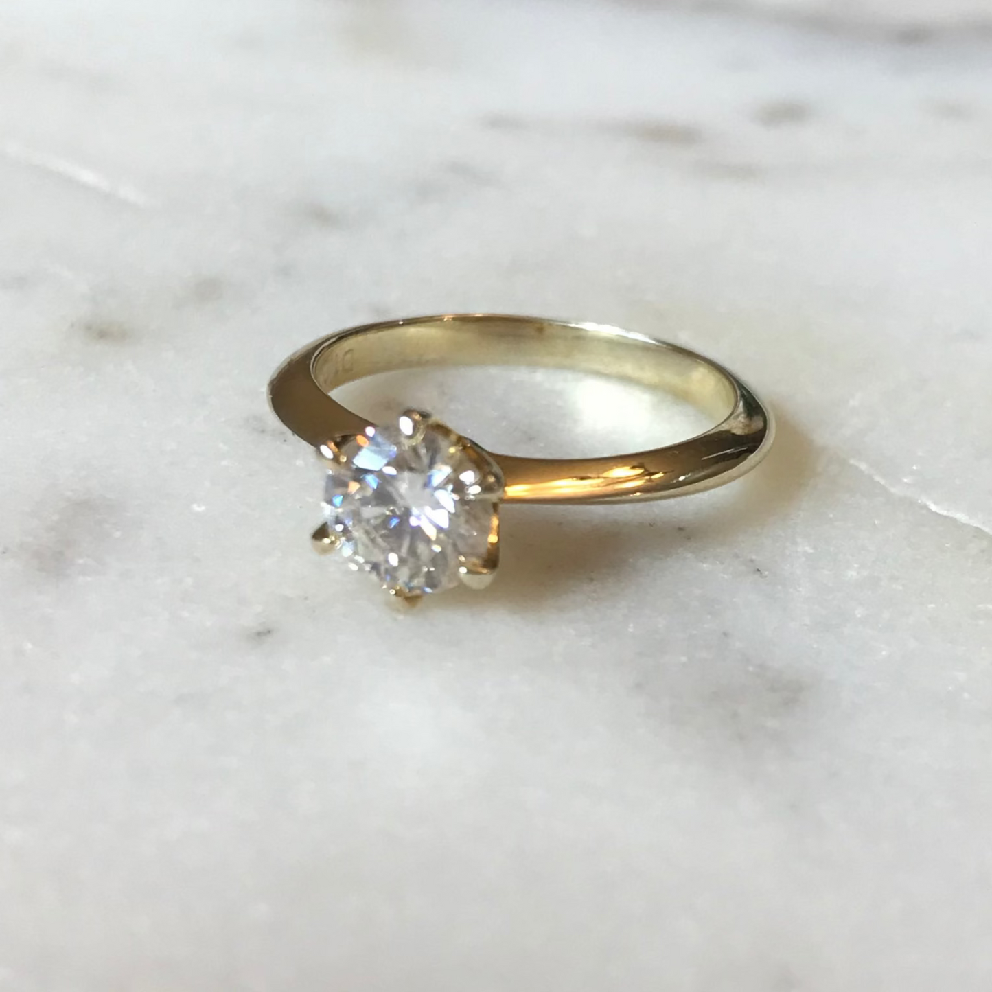 Pieza Única! Anillo Round Golden 1ct Moissanite T=7