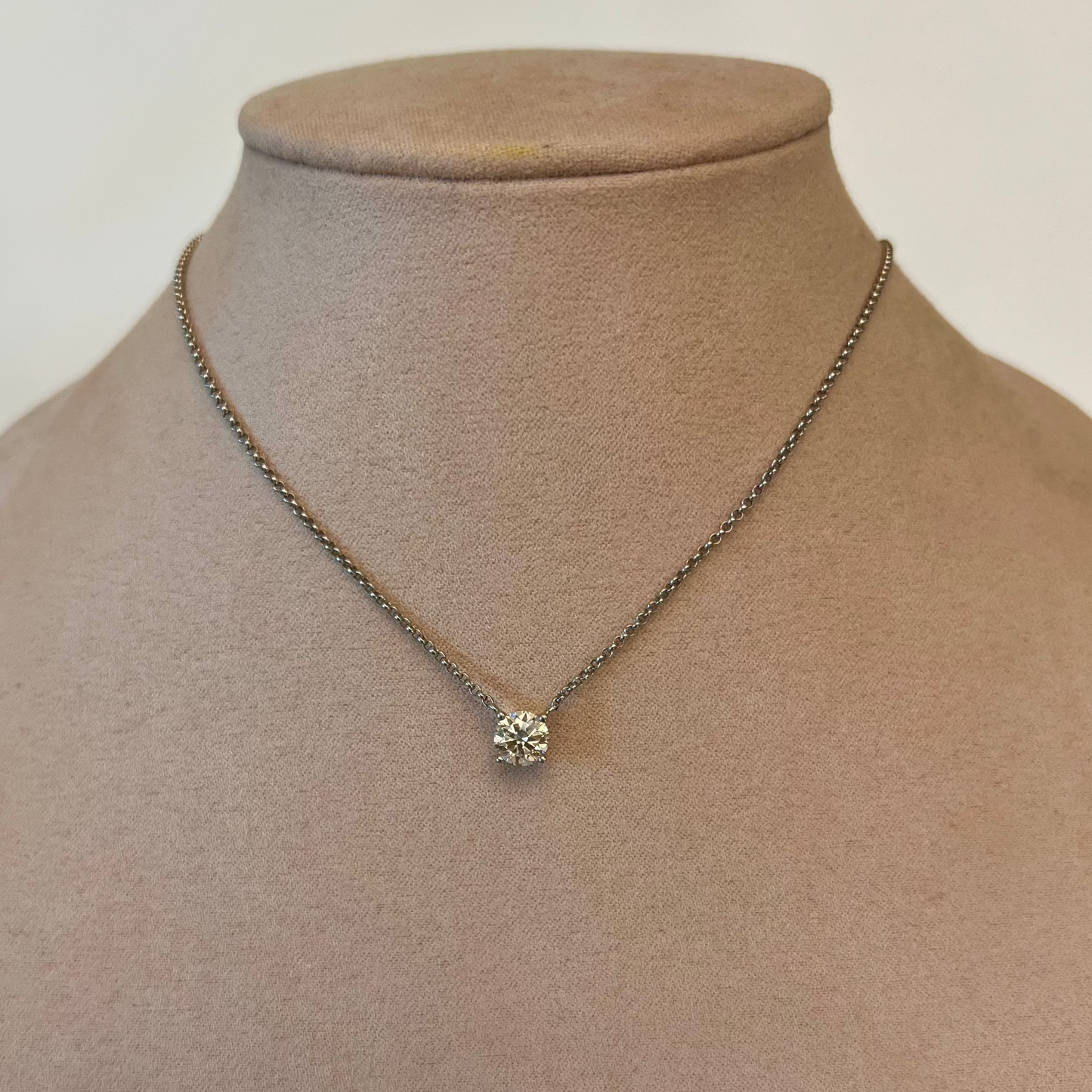 PRE- ORDER! Collar Round Moissanite 1ct