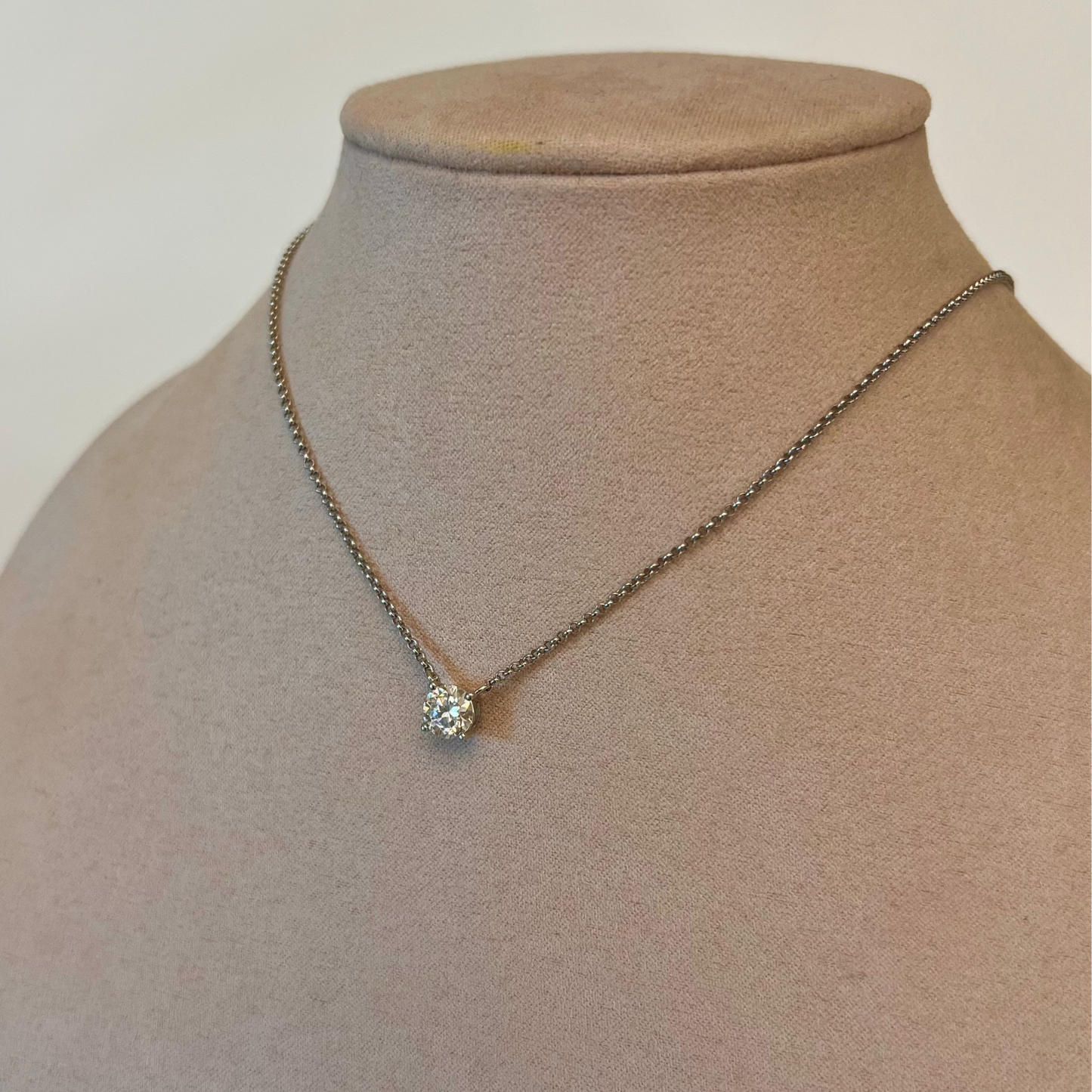 PRE- ORDER! Collar Round Moissanite 1ct