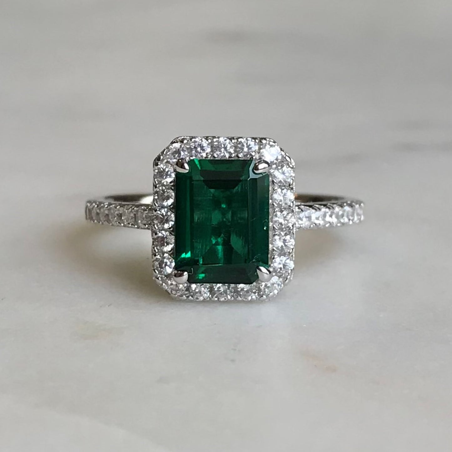 Anillo Emerald SEL (Top Picks Mariana Rdz)