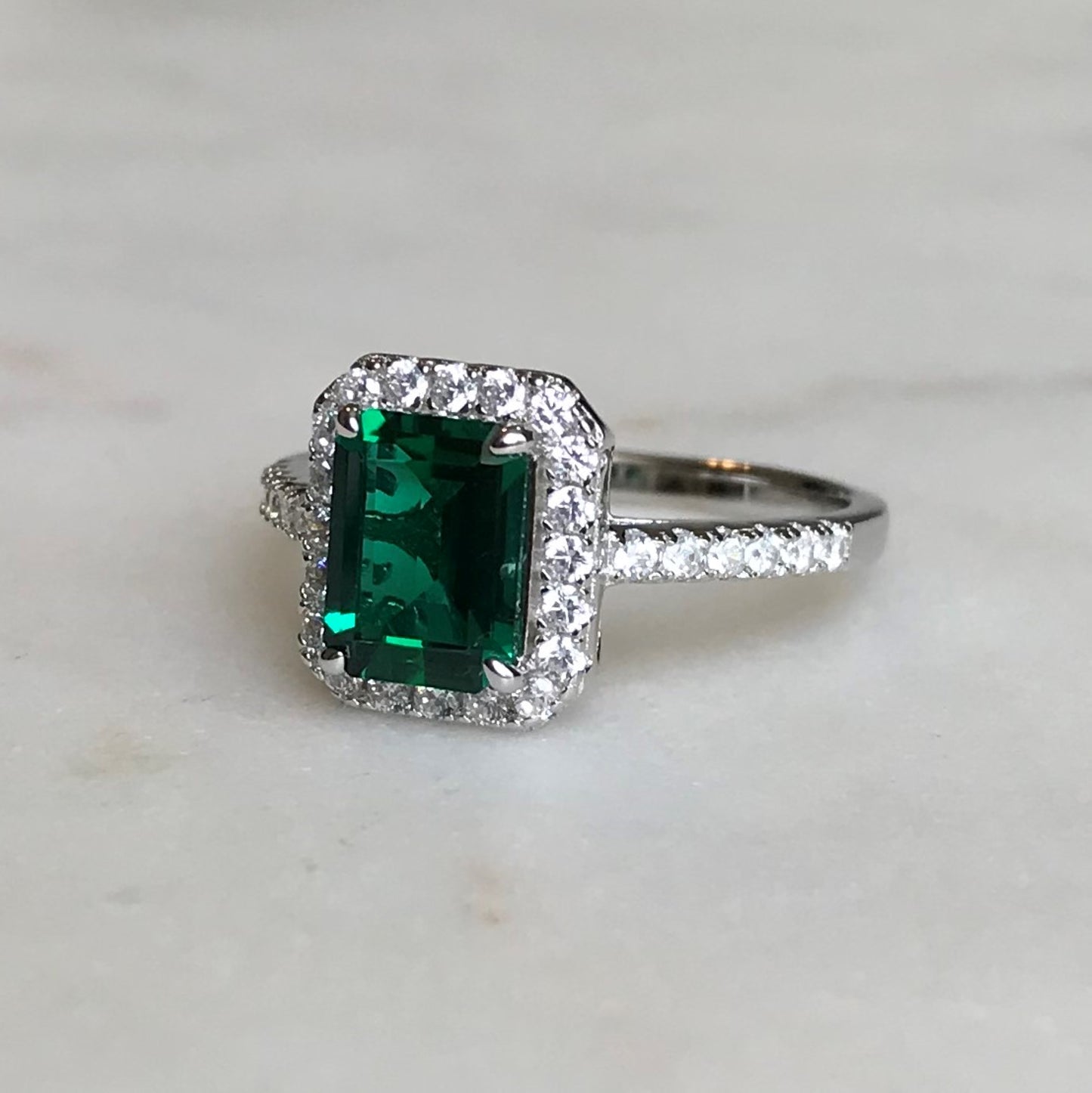 Anillo Emerald SEL (Top Picks Mariana Rdz)