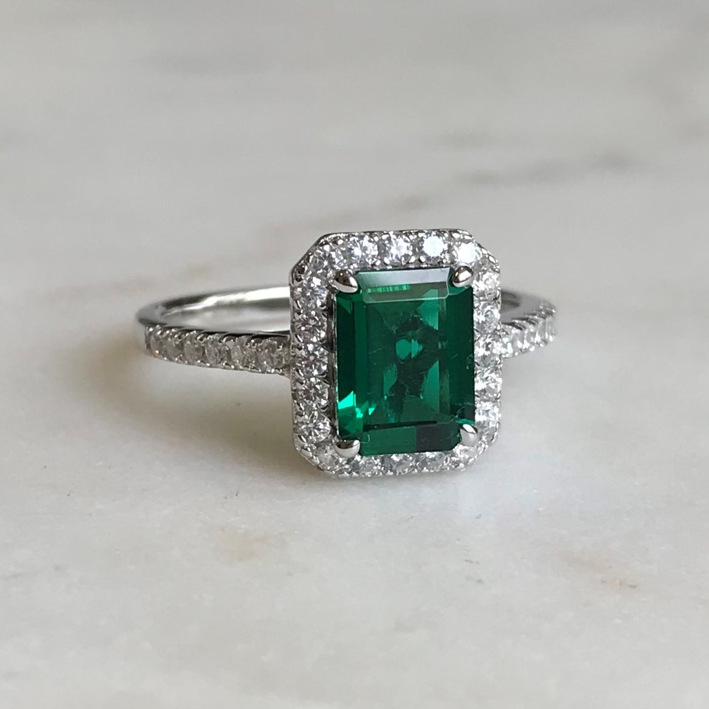 Anillo Emerald SEL (Top Picks Mariana Rdz)