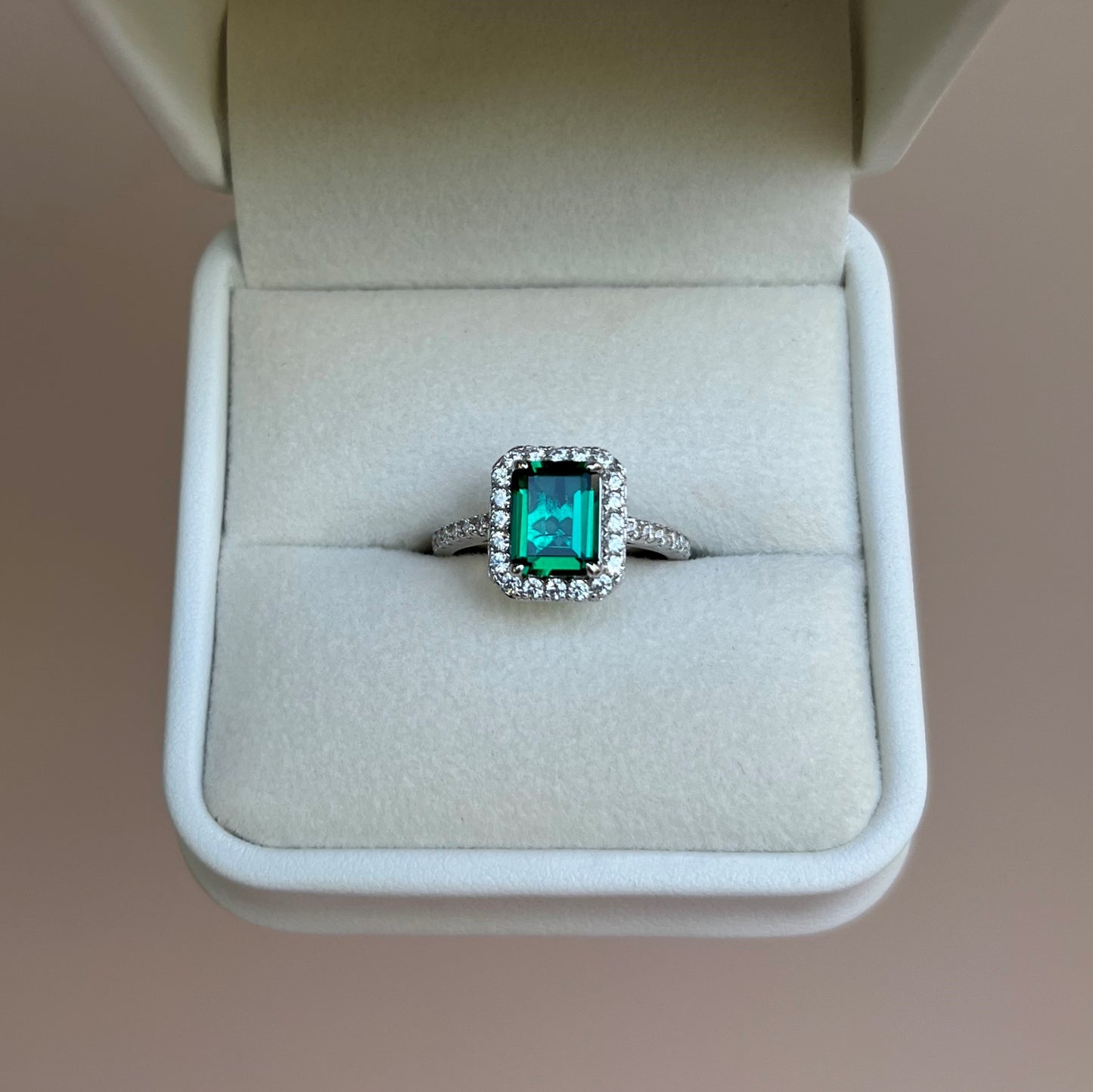 Anillo Emerald SEL (Top Picks Mariana Rdz)