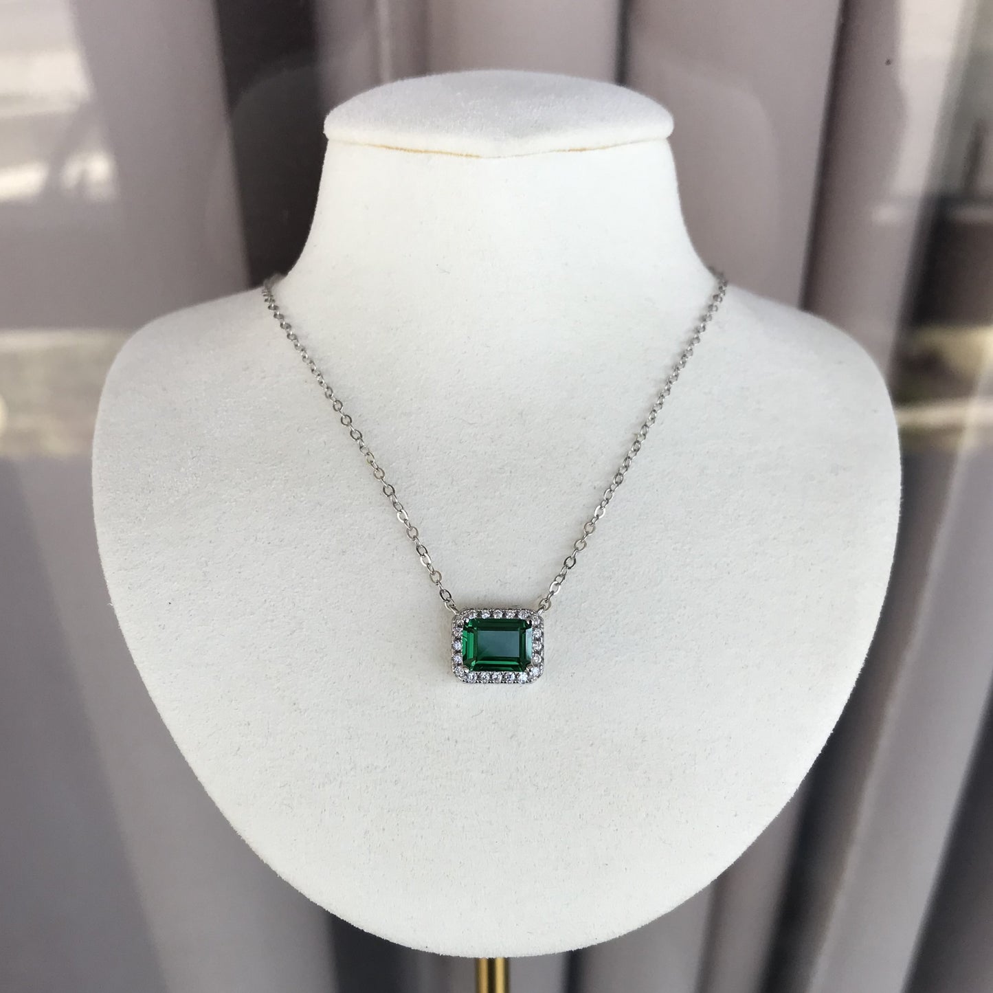 Collar Emerald SEL (Top Picks Mariana Rdz)