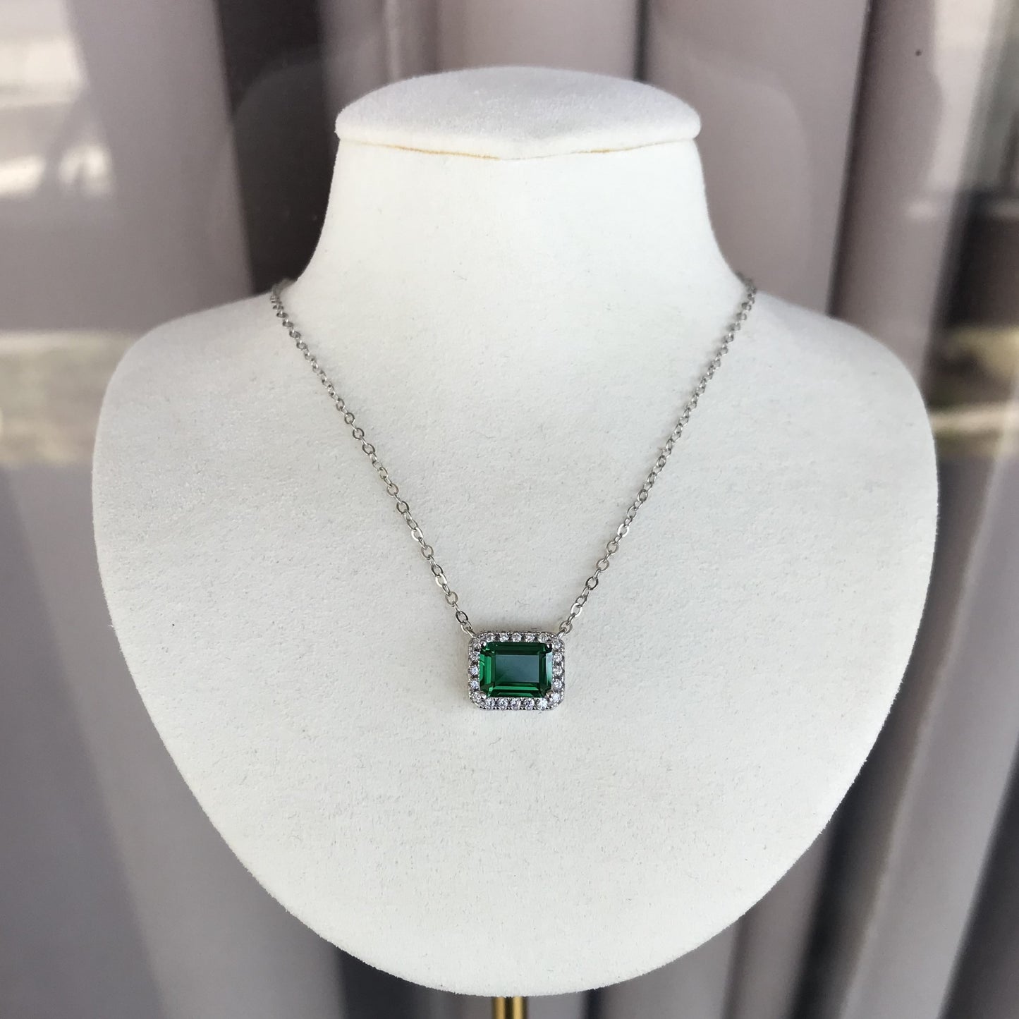 Collar Emerald SEL (Top Picks Mariana Rdz)