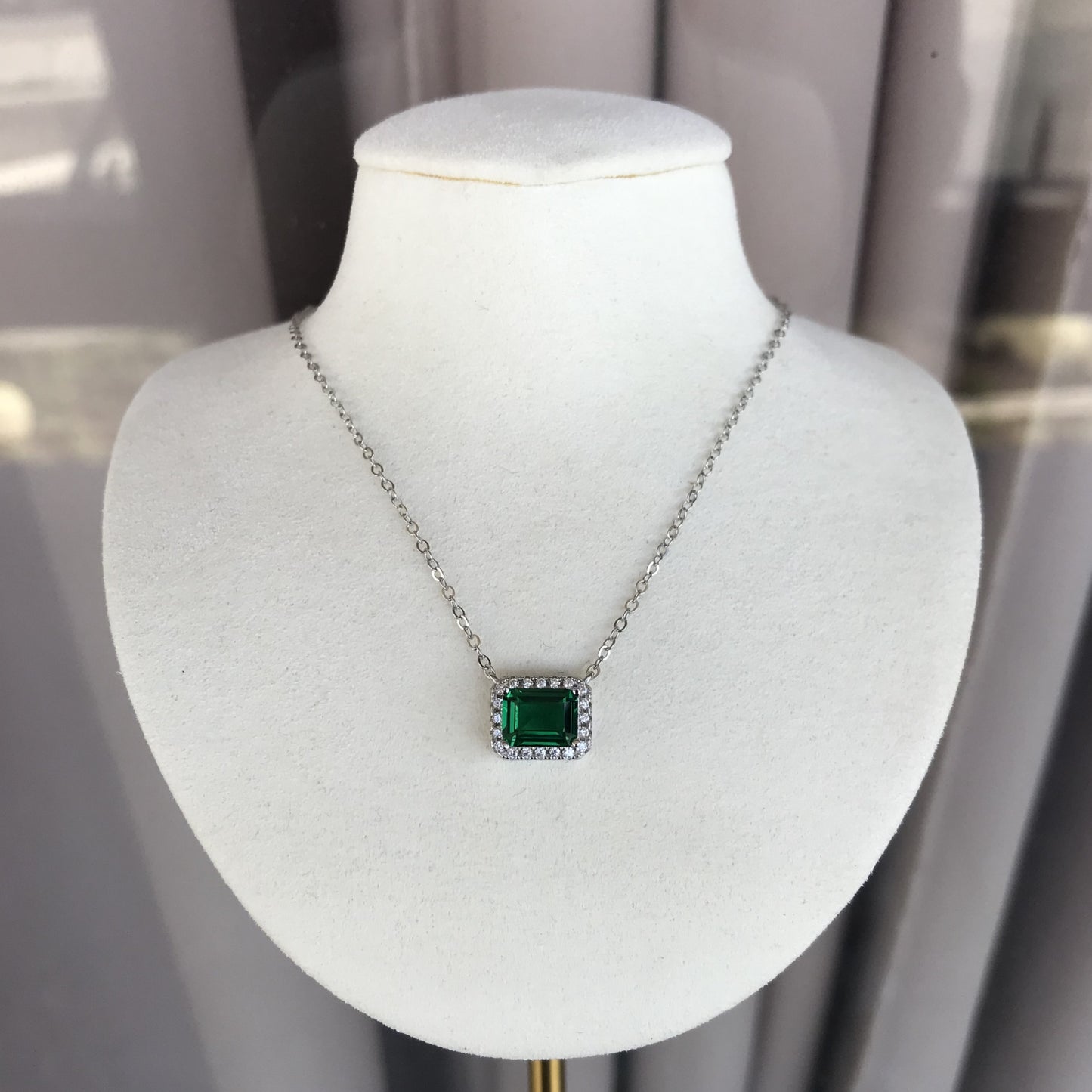 Collar Emerald SEL (Top Picks Mariana Rdz)