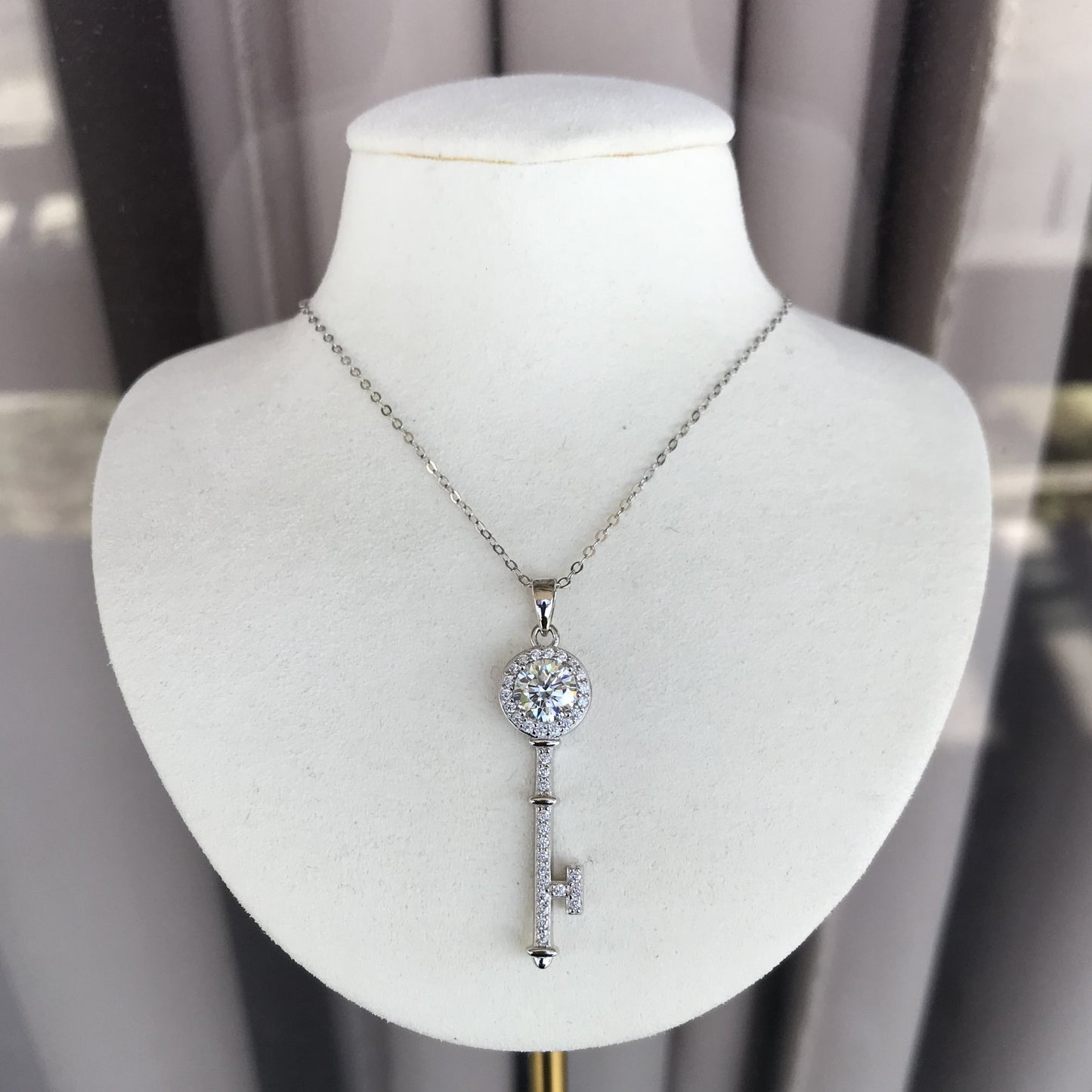 Collar Silver Moissanite Key