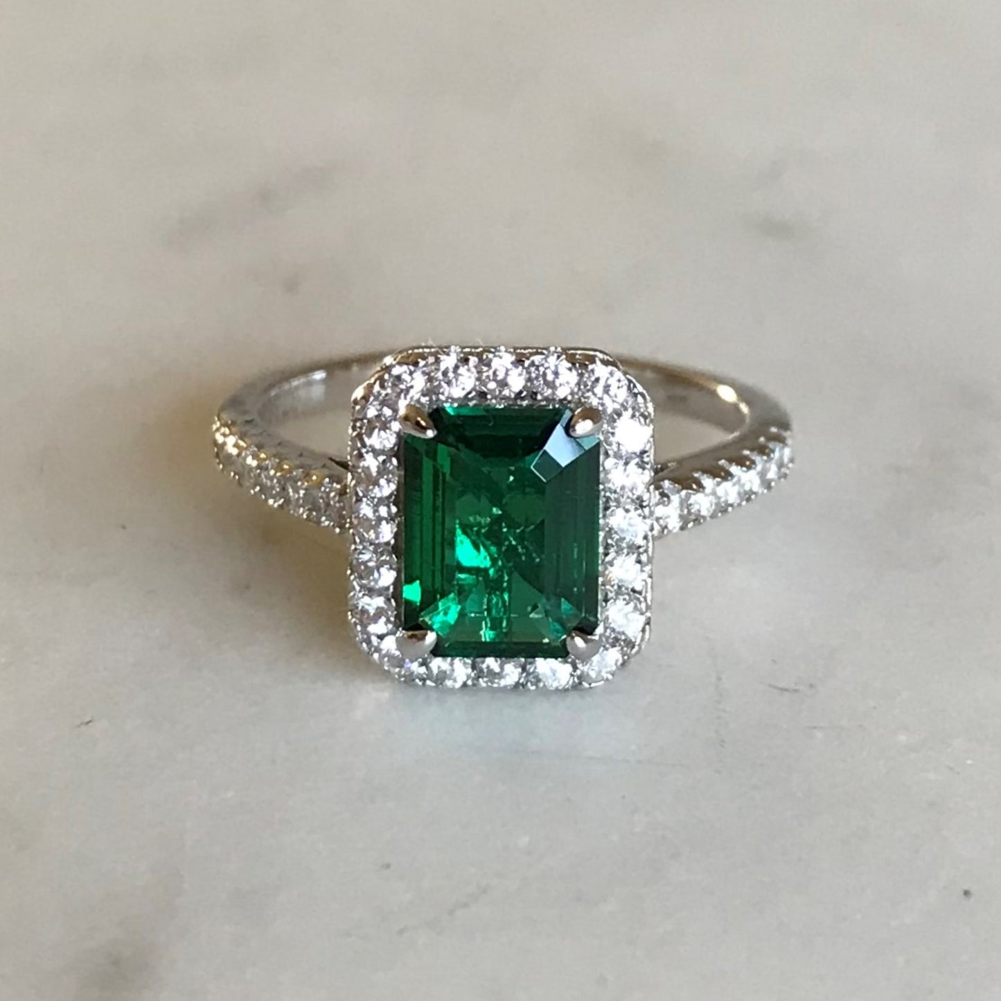 Anillo Emerald SEL (Top Picks Mariana Rdz)