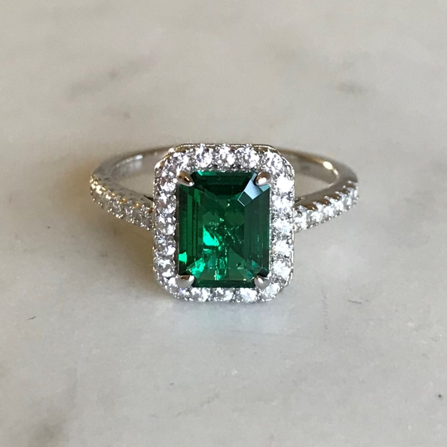 Anillo Emerald SEL (Top Picks Mariana Rdz)