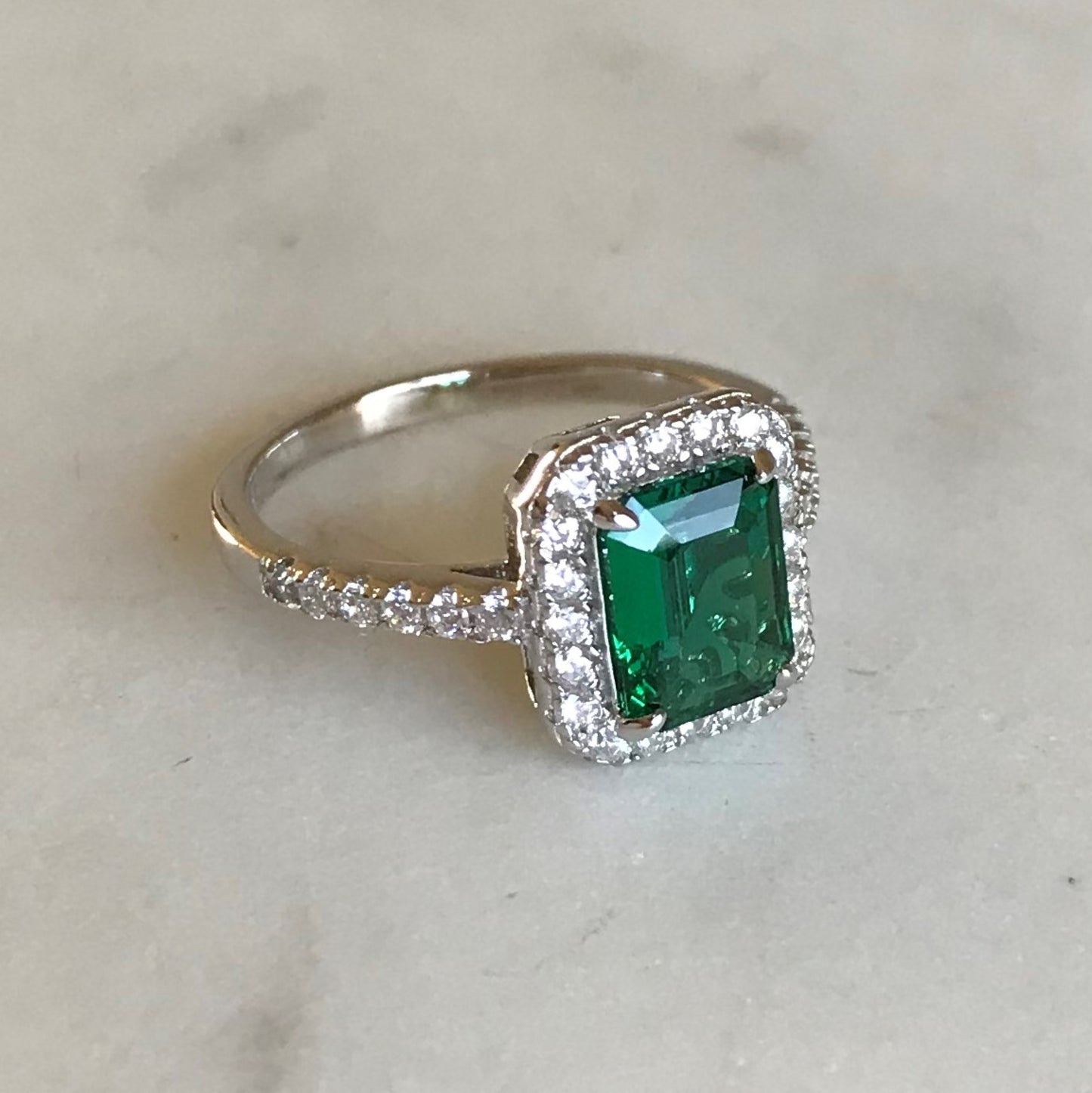 Anillo Emerald SEL (Top Picks Mariana Rdz)